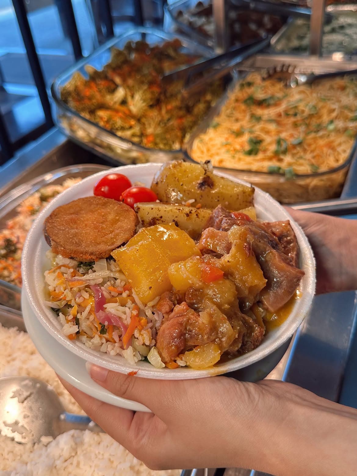 Marmita do Pratos de Minas recém-servida no buffet