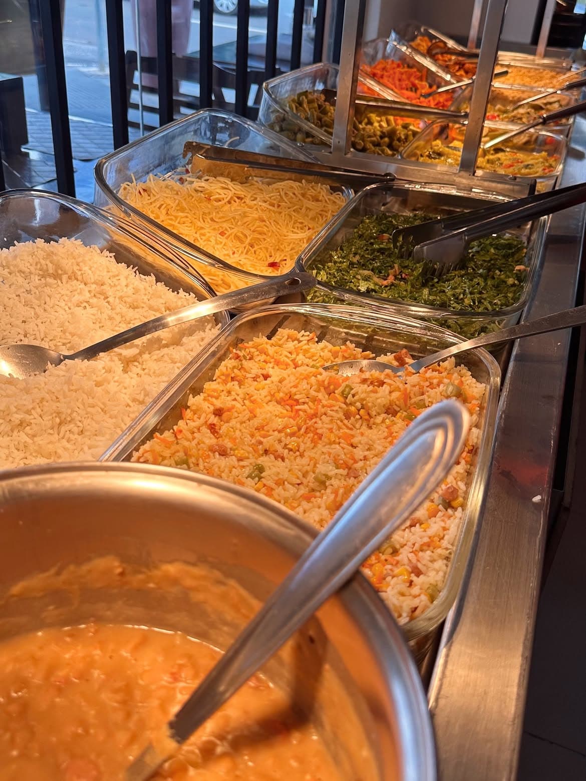 Buffet self-service do Pratos de Minas com arroz, saladas e acompanhamentos
