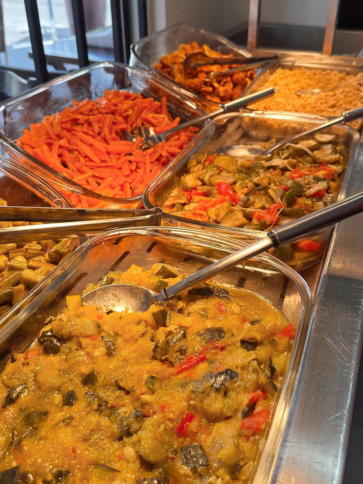 Acompanhamentos do buffet: cenoura ralada, legumes e frango