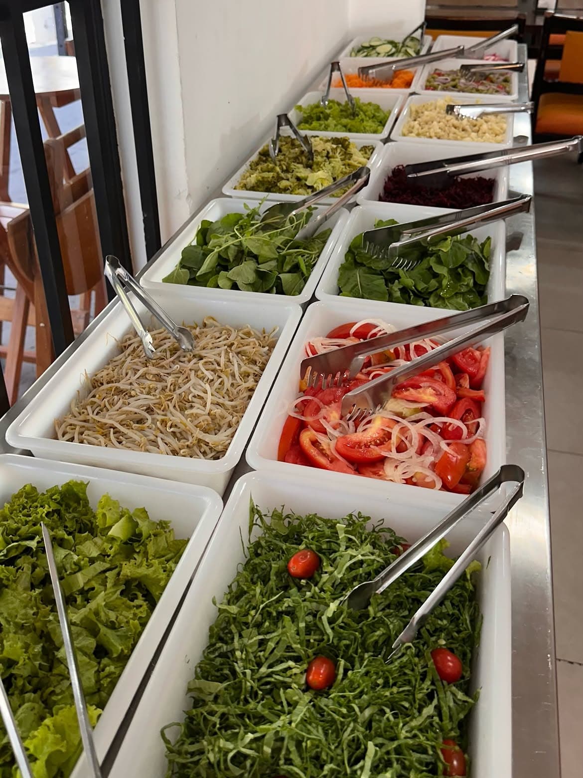 Mesa de saladas do Pratos de Minas