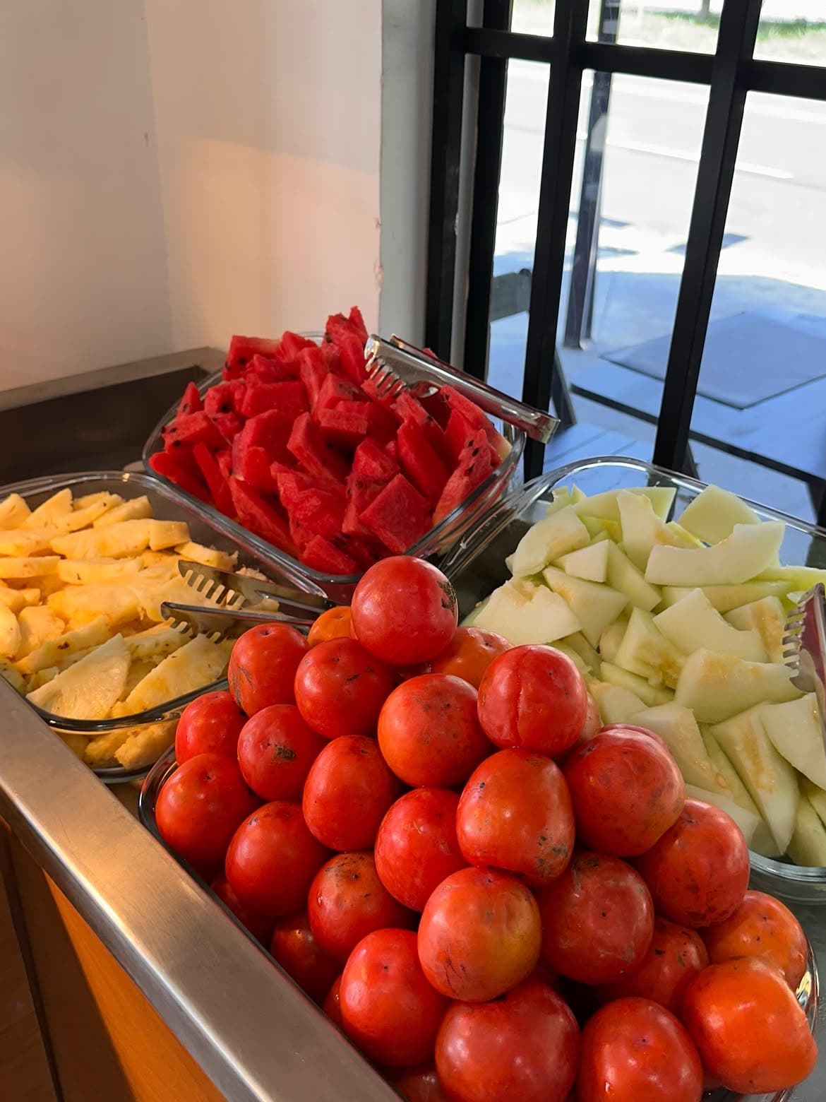Frutas frescas do buffet: melancia, abacaxi e melão